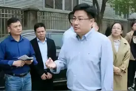 江西万年县委书记毛奇落马，难道女下属李佩霞没责任吗？客观分析图片