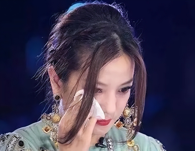 拔出萝卜带出泥！49岁赵薇近况被曝，原来圈内封杀只是冰山一角