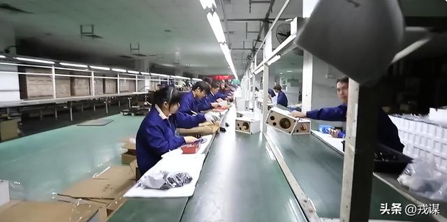 150万张照片、一条牛仔裤，从打工到摄影大奖，他拍出蚂蚁人生