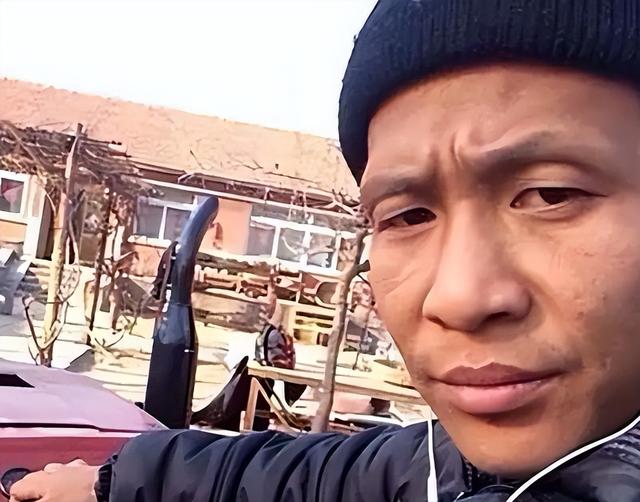 成名后抛弃原配，转身娶女粉丝的宋小宝，再藏不住早就变了的面相