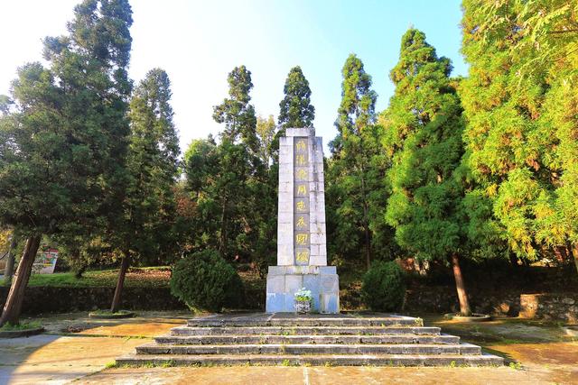 云南曲靖寥廓公园，环境优美，文化深厚，是俯瞰城市美景的好去处