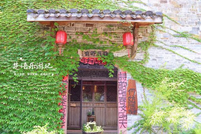 浙江宁波城西的休闲胜地，被誉为禅意宝地，绿墙与荷花独特又美丽