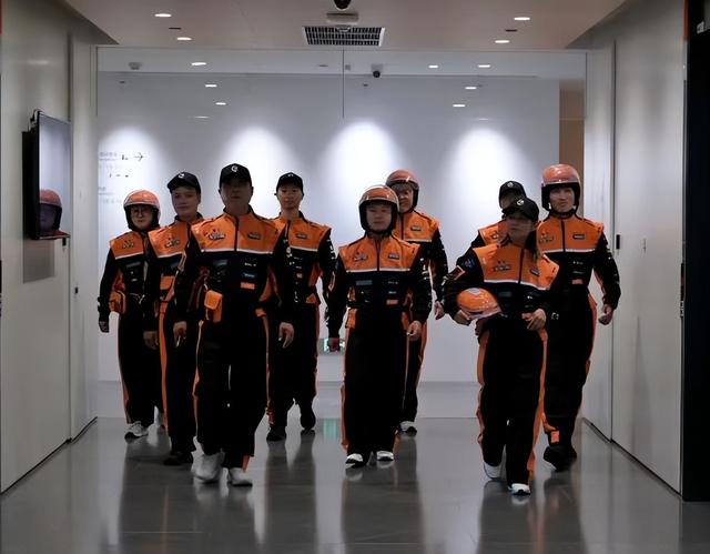 淘宝闪购骑手工装神似赛车服火了，为何上面印满LOGO？