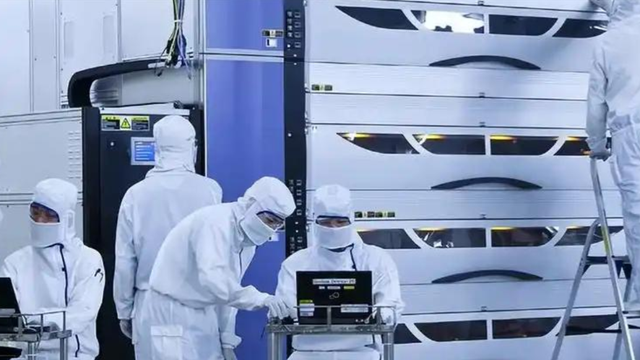 一个都跑不掉！华为600万年薪高管，带13人偷芯片，如今下场解气