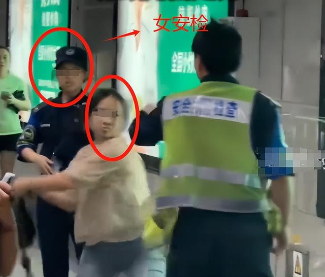 女子地铁追打安检员后，恶心一幕出现，女安检好心劝阻遭质疑