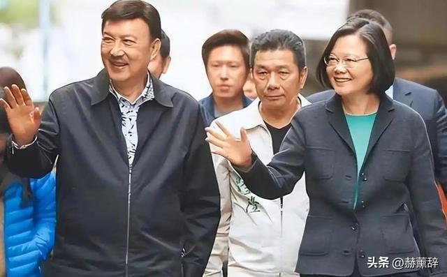 曾是一代歌王	，却沦为人尽皆知的台独分子，如今家破人亡下场凄凉