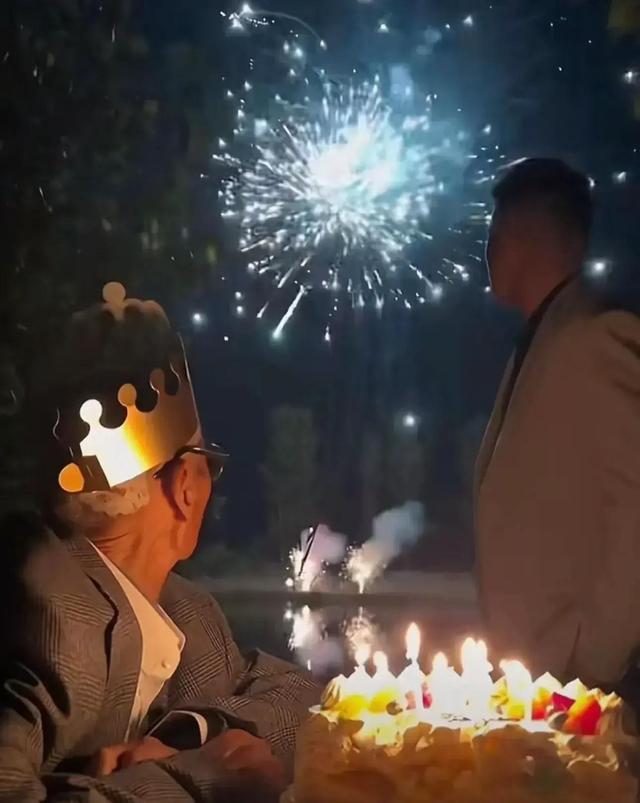 网红大爷谢尔比去世	，享年86岁，早年靠卖马扎为生，口头禅成经典