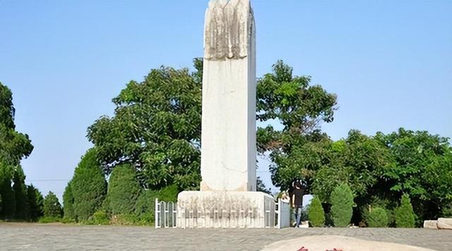 武则天无字碑藏玄机，一道划痕暴露野心。