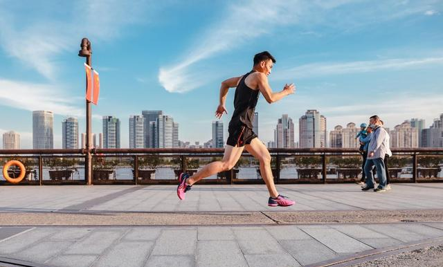 从 20 岁跑到 80 岁！各年龄段专属跑步指南，错一步可能白练