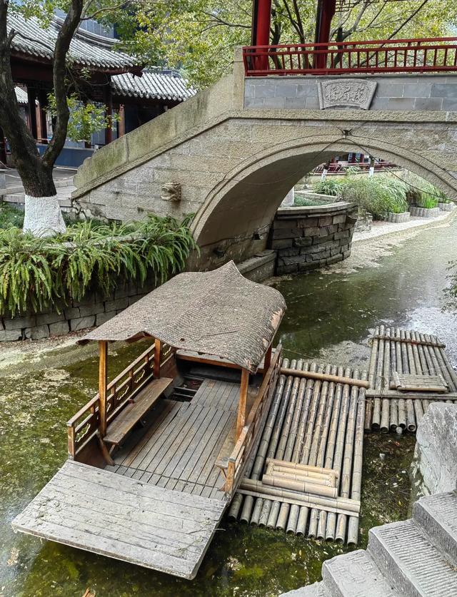 成都这古镇花20个亿修得比市中心还好,怎么反倒把魂弄丢了呢?