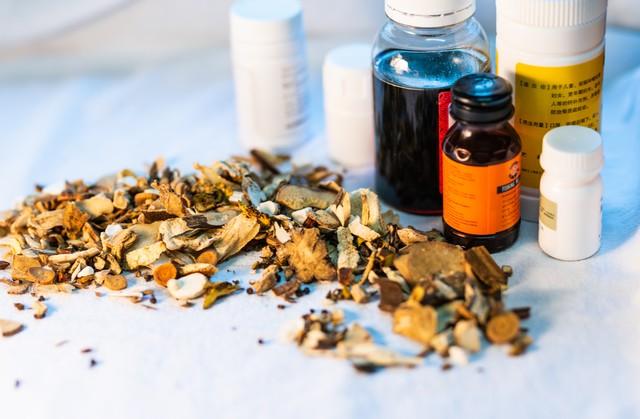 胃火调理：4种常用中成药，辨证清胃降火解不适，避开盲目用药坑