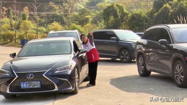 广东韶关南雄帽子峰旅游景区客流激增 多部门联动服务