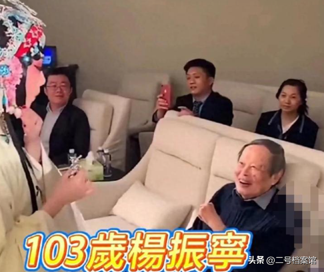 杨振宁家庭情况曝光，三个儿女无人继承衣钵，原配和翁帆终究不同