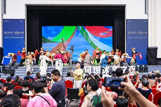 雪山作序 彩林入画 “阿坝冰雪之夜”发出最美秋日邀约