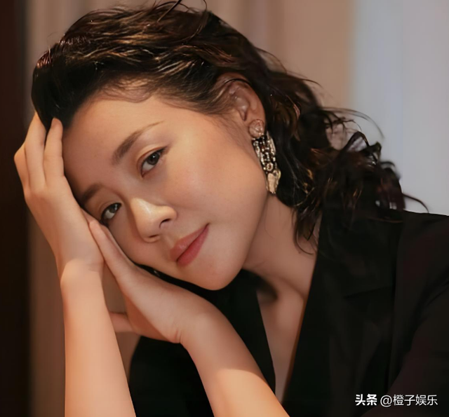 与四婚名导同居三年流产两次不结婚，转身下嫁穷小子，如今咋样？