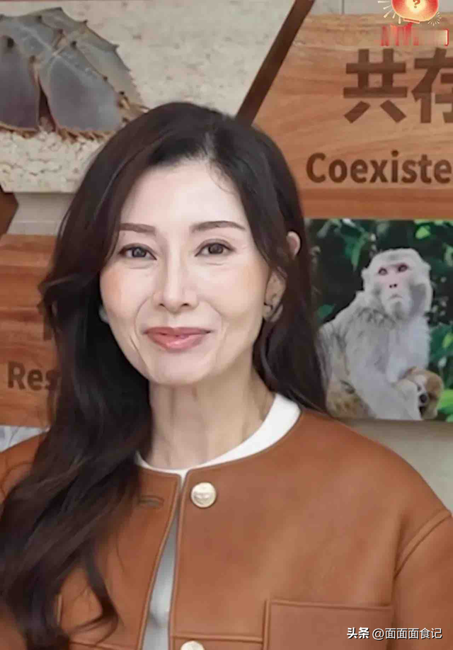 14岁已是“人间尤物”，被富豪看中花1亿娶回家，现55岁风韵犹存