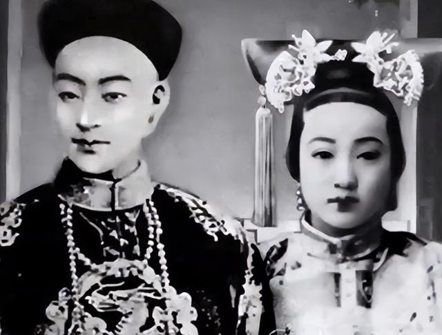 故宫珍妃井那么小，井口连头都塞不进，当年慈禧怎么把她推下去的