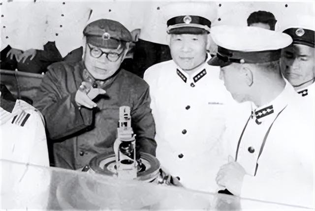 此人是开国大将，6个儿子中有3将军2副主席1副部长，虎父无犬子！