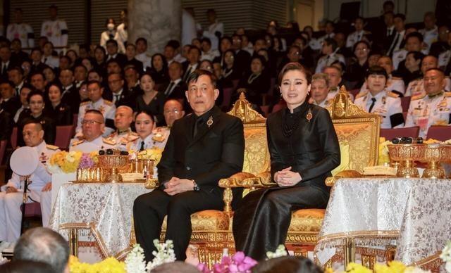 葬礼第10天！泰王被侍从扶着走，苏后冷着脸，欧拉弄独自祭奠婆婆