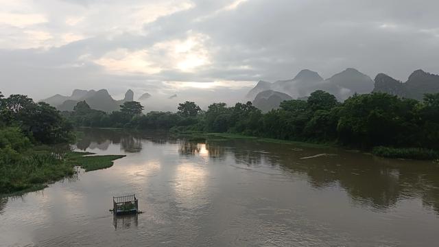 桂林的风景美如画雨后的清晨