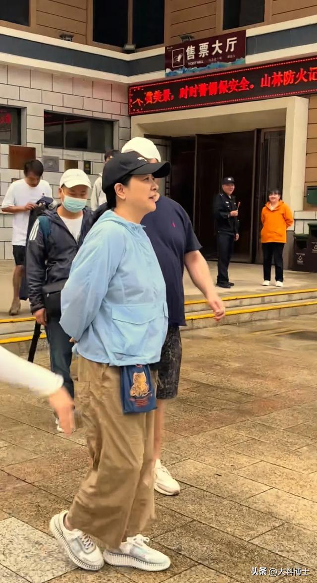 57岁陈小艺现身太白山景区，身材臃肿与大妈无异，素颜沧桑显老态