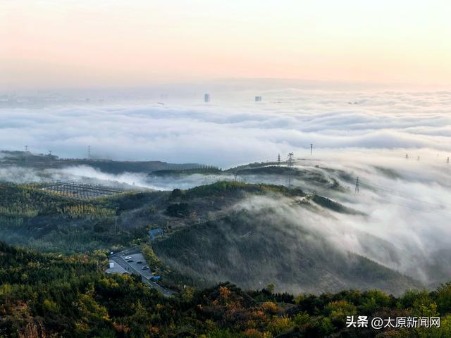 太原：立冬雨过现云海 西山之巅观“仙境”