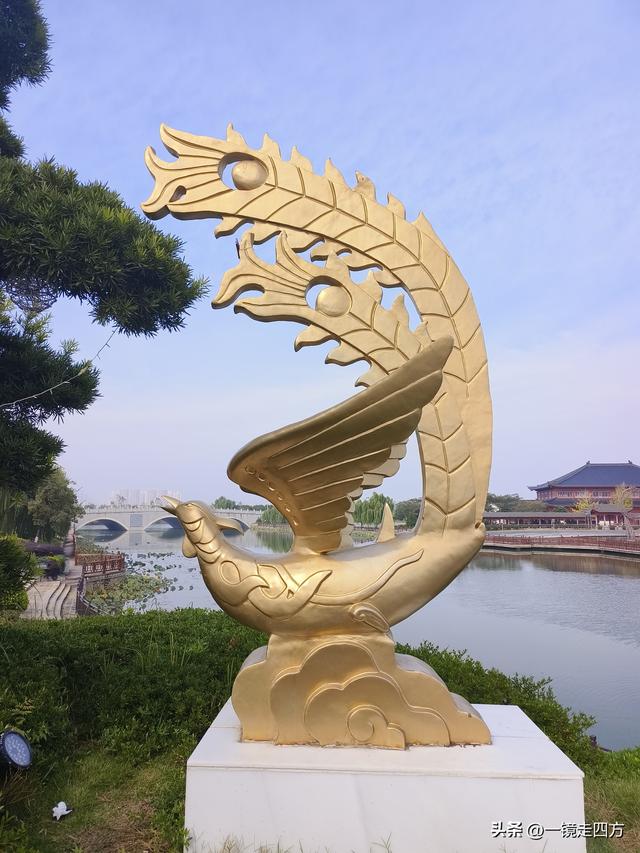 在“天仙配”传说的故事发生地孝感，建有一座“凤凰天仙城”