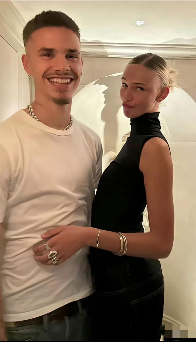 贝克汉姆二儿子才21岁，留胡子比他爸还显老，他女朋友手臂比腰粗