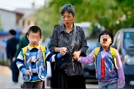 13年前，那位56岁再孕双胞胎，打着8份工作的母亲，如今怎样了？图片