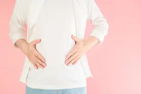 57岁女子每天睡前坚持揉肚子，体检时医生说：“你是养生高手！”图片