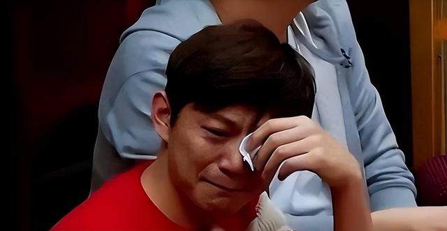 世上没后悔药？无妻无子、与保姆相伴的何炅，走上了另外一条道路