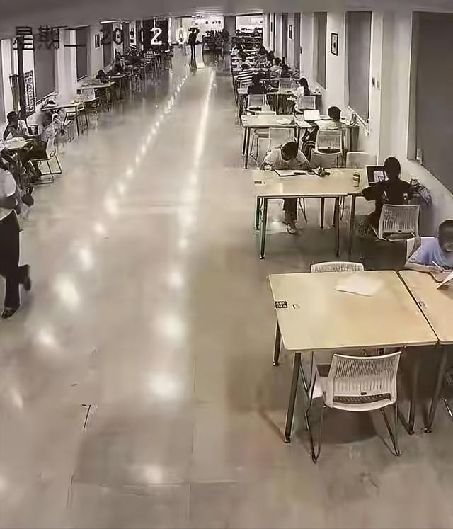 杨某媛二审败诉，肖同学处分也被撤销，杨某媛连续发文看淡一切