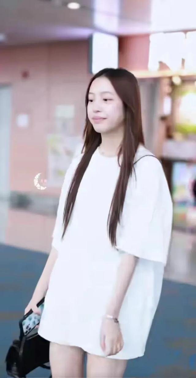 小四月都长这么大了，像爸爸黄有龙多一点，但大眼睛像小燕子