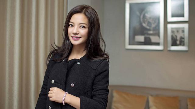 拔出萝卜带出泥！49岁赵薇近况再曝	，事业婚姻双失败，丑闻太恶劣