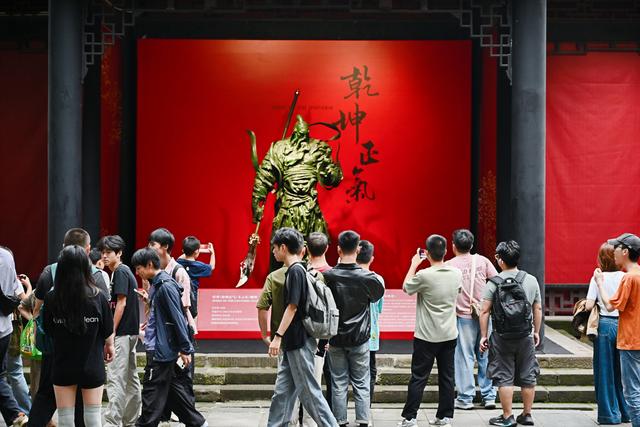 国庆中秋接待游客超82万，武侯祠以当代叙事重构文化坐标