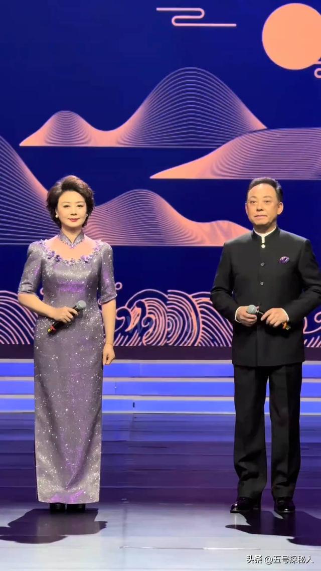 至今未婚未育，身边却有男人陪了近27年!59岁的李胜素才是真清醒