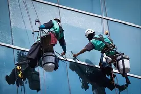 女子12楼高空作业遭人割绳后续：警方通报，割绳老太68岁 原因曝光图片