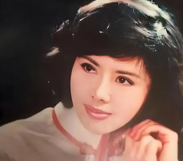 她是中国第一美妇，坐牢离婚拍三级片，还因太美被克林顿接见