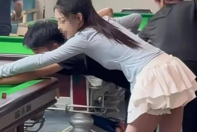 台球厅被曝“特殊服务”：包暗藏玄机，美女助教服务有猫腻