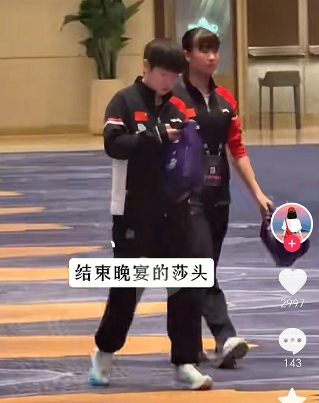 动若脱兔，静若处子！孙颖莎参加晚宴兴奋套圈，结束后一直看手机