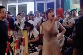 笑麻了！“长得好看”不想排队，自恋自负自以为是，最后有惊喜！图片
