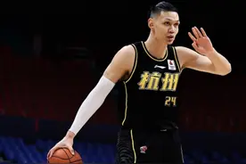 许钟豪杀疯了！单场伤广东五主力，任骏飞送往医院，4人痛苦倒地图片