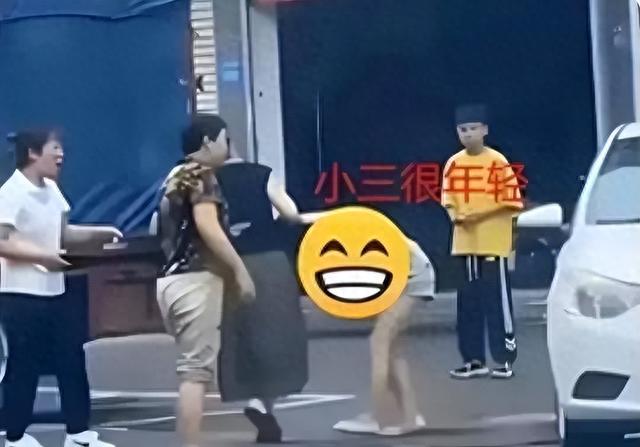 女子扒光小三衣服并往下体塞辣椒粉，随后将其游街半小时！