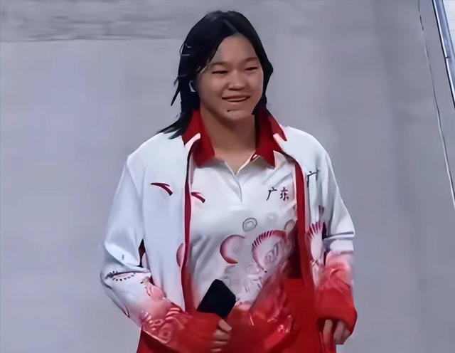 跳水界再出黑马！王伟莹勇夺单人冠，采访意外透露全红婵真实状态