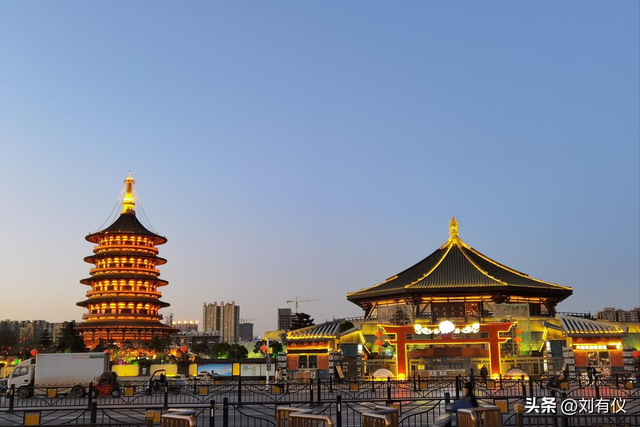 我在洛阳吃了水席，没有吃不翻汤，五凤楼前观盛景明堂里边赏夜色