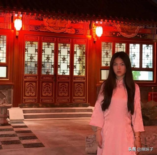 李湘母女入住北京四合院酒店，一晚4000多，王诗龄穿旗袍很端庄