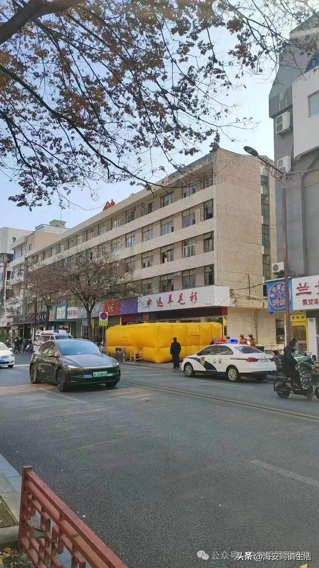 突发事件！某人坐在楼上……