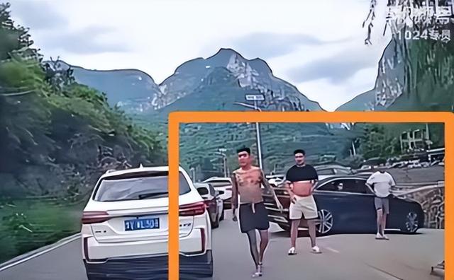 无牌奥迪加塞恐吓女子后续！纹身男身份被扒，难怪嚣张，恐被拘留