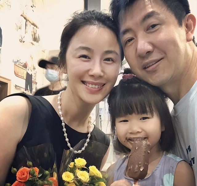 放弃主持事业	，嫁大15岁“软饭男	”，如今才明白她的选择有多明智