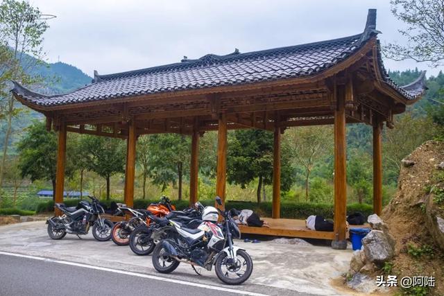 在亭子里倒头便睡?抓拍到一群湖南保靖或者路过摩友的洒脱一幕